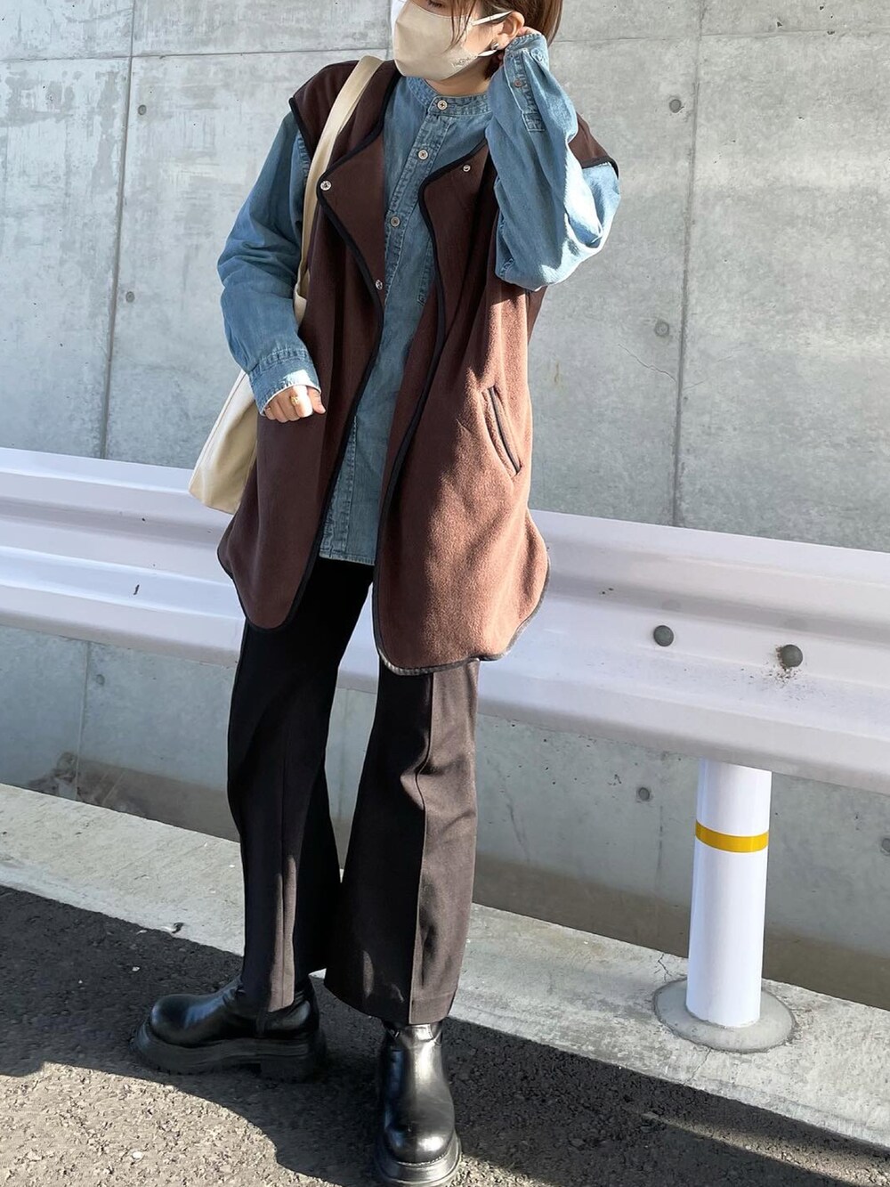「ベストコーデ、UNIQLO、プチプラ、オトナ女子、休日スタイル、デニムコーデ、デニムシャツ、メンズライク、フレアパンツ、高身長女子、春色、ショートブーツ、ootd、今日のコーデ、韓国ファッション」｜「しまむらのアイテム（ジャケット/アウター、ブラウン系）」を使った、Manami さん（レディース・163cm）の春コーディネートの2枚目の写真