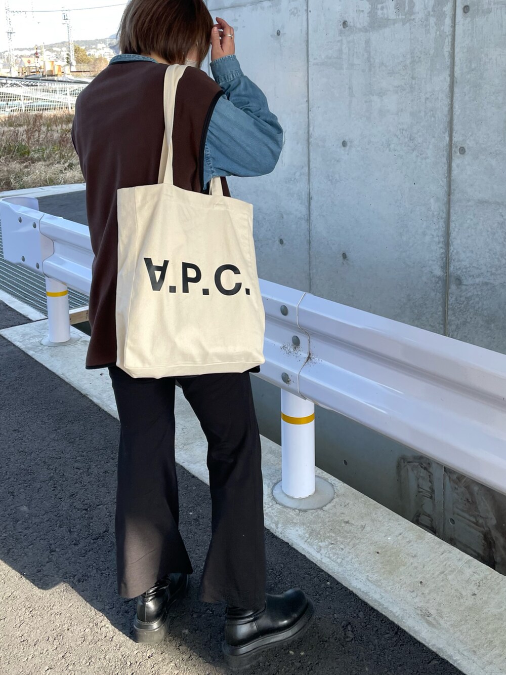 「ベストコーデ、UNIQLO、プチプラ、オトナ女子、休日スタイル、デニムコーデ、デニムシャツ、メンズライク、フレアパンツ、高身長女子、春色、ショートブーツ、ootd、今日のコーデ、韓国ファッション」｜「しまむらのアイテム（ジャケット/アウター、ブラウン系）」を使った、Manami さん（レディース・163cm）の春コーディネートの3枚目の写真