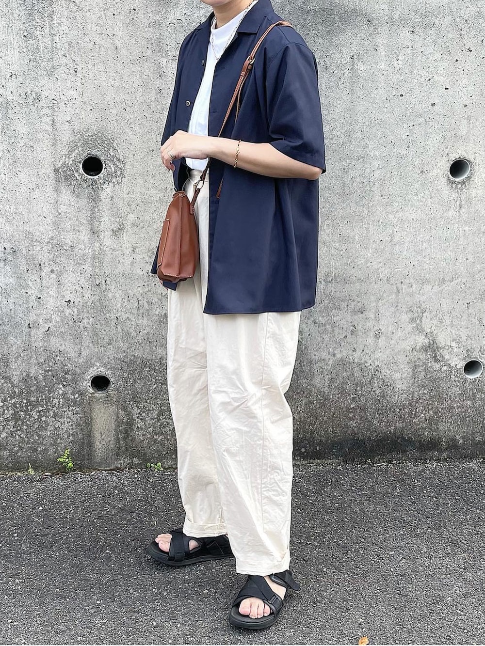ホワイト系のその他パンツ、ブラック系のシューズ、ホワイト系のトップスを着用したレディースの夏コーディネートの2枚目の写真