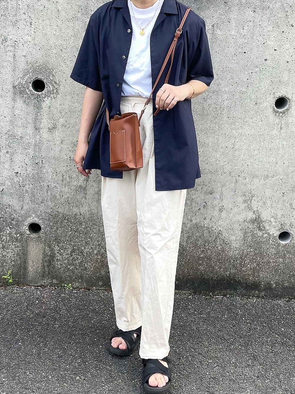ホワイト系のその他パンツ、ブラック系のシューズ、ホワイト系のトップスを着用したレディースの夏コーディネートの3枚目の写真