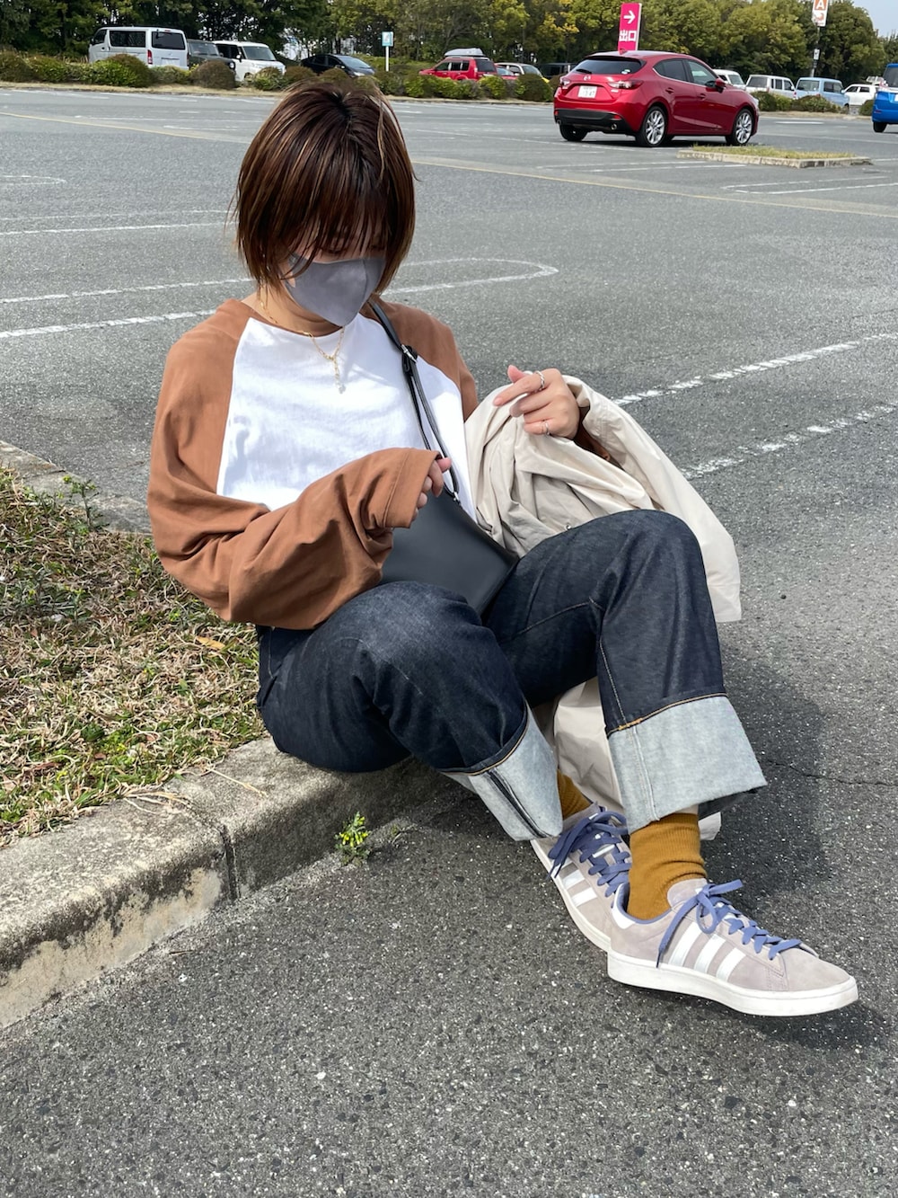 「春服みてみて、デニム、デニムパンツ、岡山デニム、カジュアルコーデ、M65、モノトーンコーデ、ラグランTシャツ、ラグラン、パンツスタイル、シャツイン、スニーカーコーデ、高見え、おでかけコーデ、春夏コーデ」｜「ReNormの【YUKIコラボ】M65コート×中綿ブルゾンセット（ダウンジャケット/コート、ホワイト系）」を使った、Manami さん（レディース・163cm）の春コーディネートの2枚目の写真