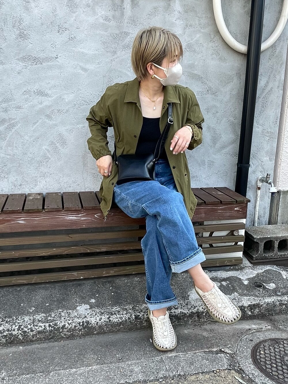「ごきげんウィーク、デニムワークパンツ、大人カジュアル、ユニクロ、キーン、大人かわいい、シンプル、メンズライク、デニムパンツ、お出かけコーデ、夏コーデ、きれいめカジュアル、着回しコーデ、シャツスタイル」｜「UNIQLOのアイテム（パンツ、ブルー系）」を使った、Manami さん（レディース・163cm）の春コーディネートの2枚目の写真
