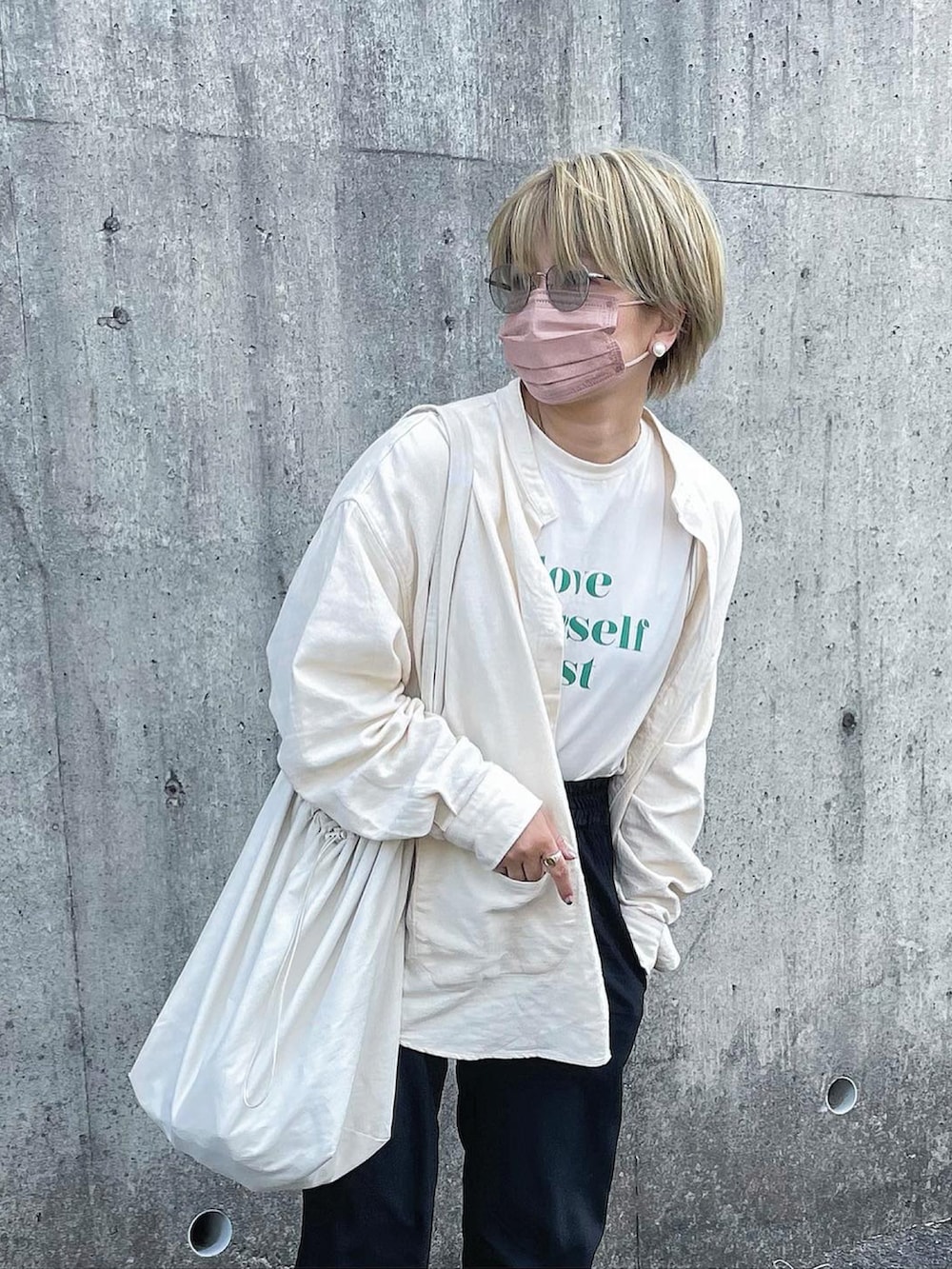 ブラック系のその他パンツ、ブラック系のシューズ、ホワイト系のシャツ/ブラウスを着用したレディースの春コーディネートの3枚目の写真