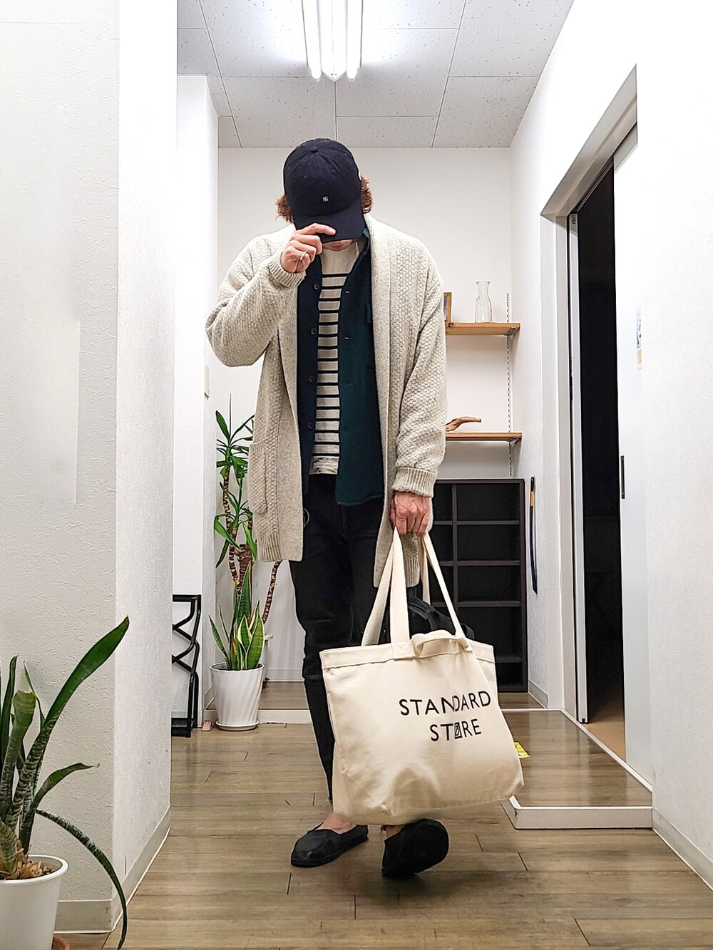 ベージュ系のトートバッグ、グレー系のカーディガン/ボレロ、その他のTシャツ/カットソーを着用したメンズの春コーディネートの3枚目の写真