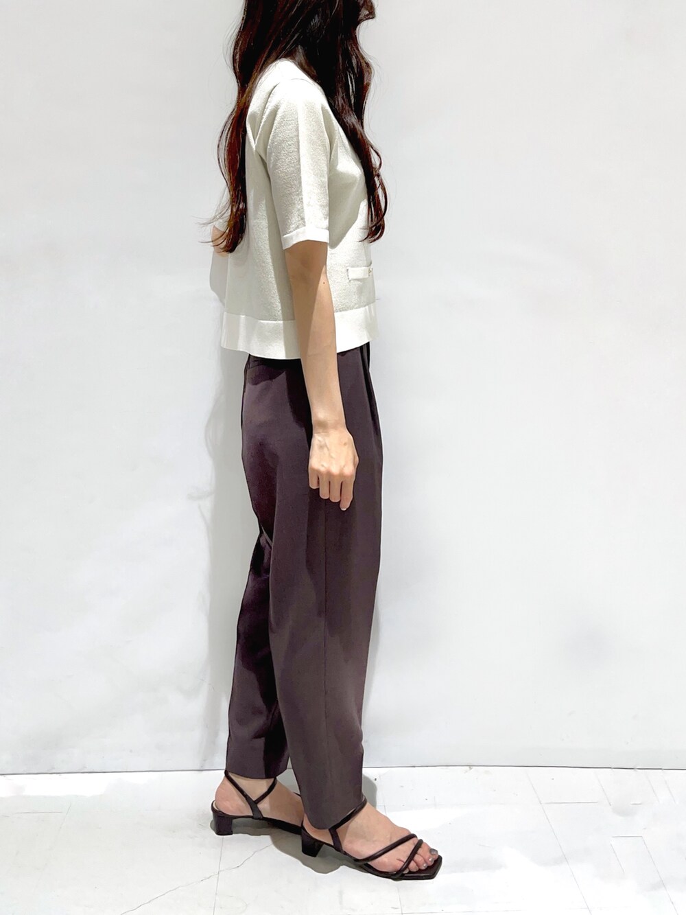 ゴールド系のカーディガン/ボレロ、ブラウン系のその他パンツ、ブラック系のサンダルを着用したレディースの夏コーディネートの2枚目の写真