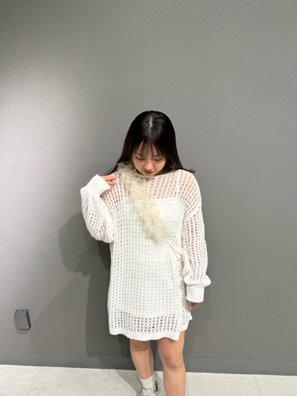 ホワイト系のワンピースを着用したレディースの春コーディネートの2枚目の写真