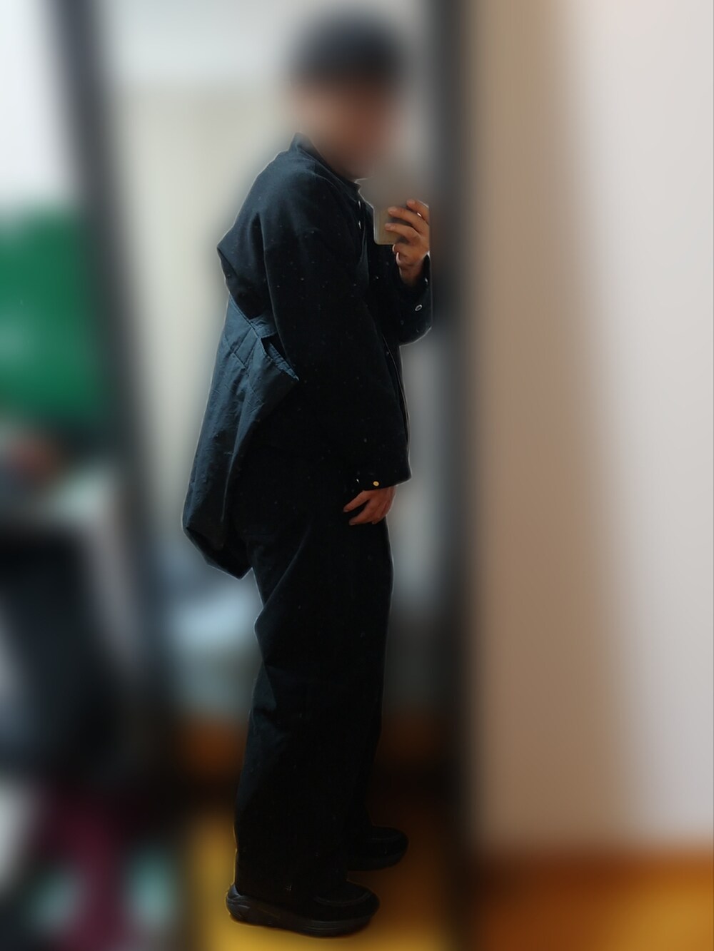 ブラック系のジャケット/アウター、ブラック系のTシャツ/カットソー、ブラック系のチノパンツを着用したメンズの秋コーディネートの2枚目の写真