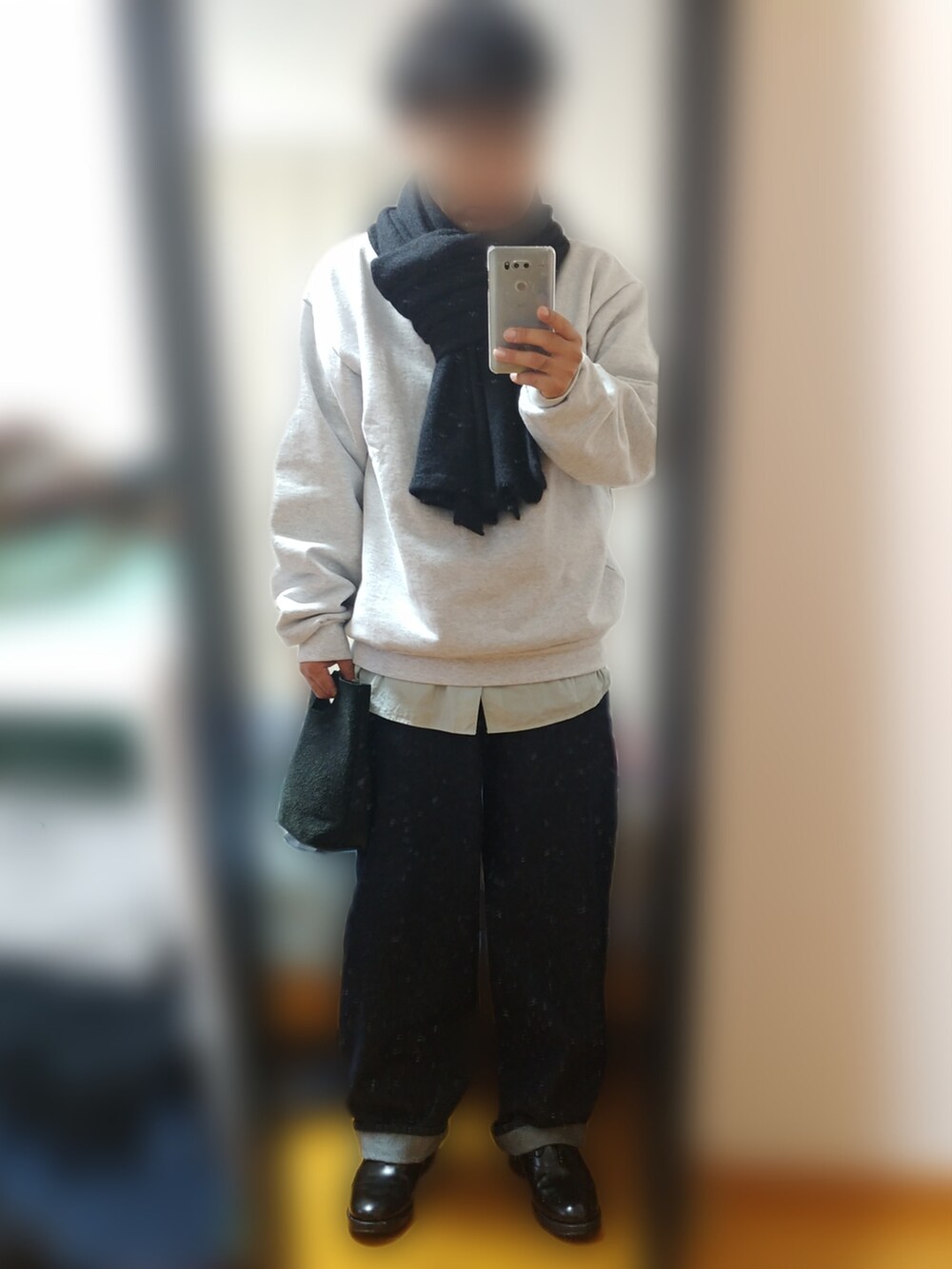 グレー系のスウェット、グリーン系のシャツ/ブラウス、ブルー系のデニムパンツを着用したメンズの秋コーディネートの2枚目の写真