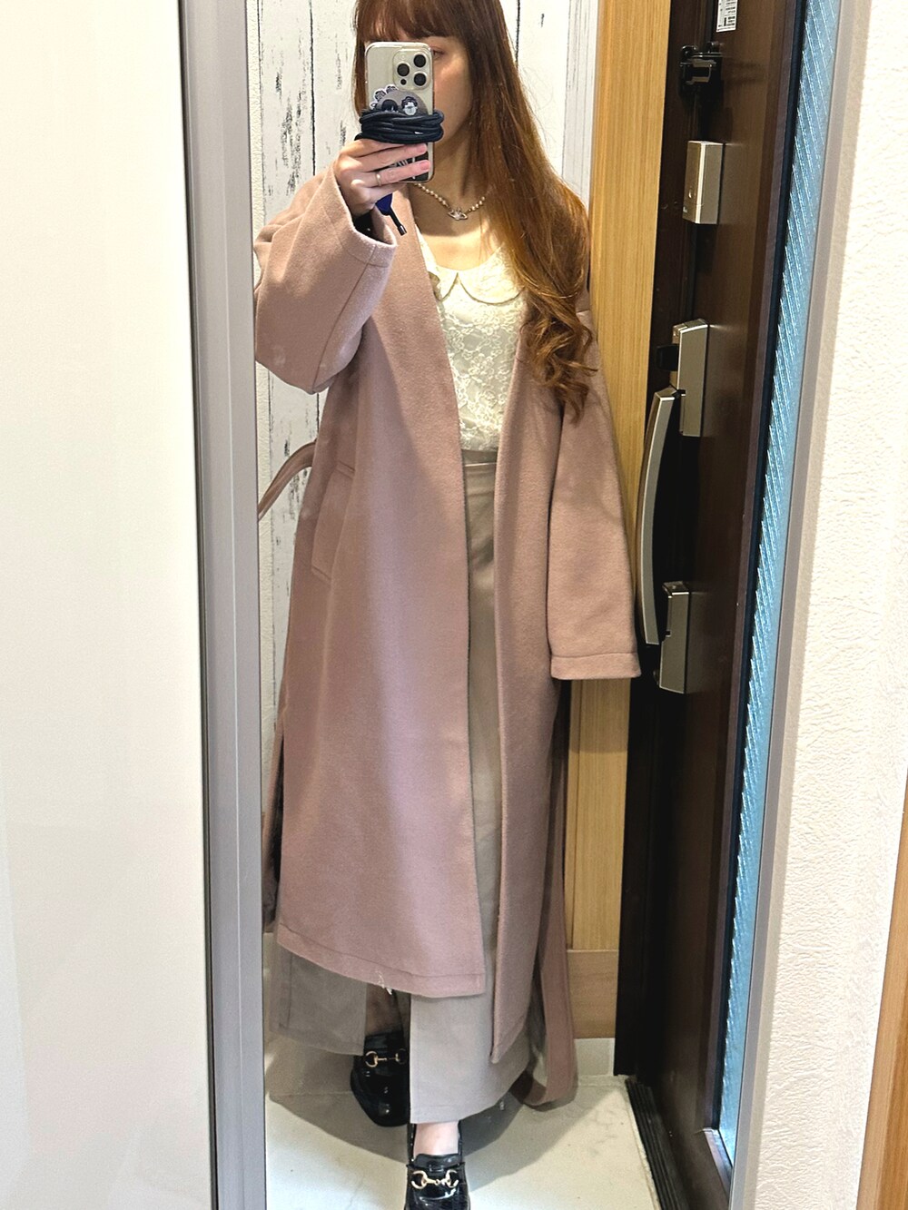 ホワイト系のTシャツ/カットソー、ベージュ系のスカートを着用したレディースの春コーディネートの3枚目の写真