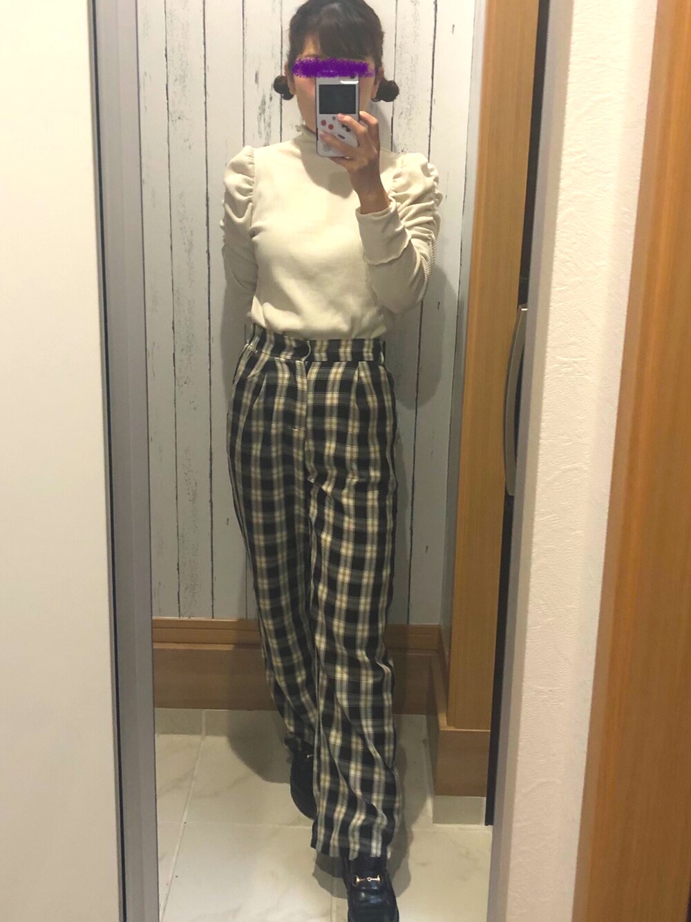 その他のスラックス、ブラック系のローファー、ホワイト系のTシャツ/カットソーを着用したレディースの春コーディネートの2枚目の写真