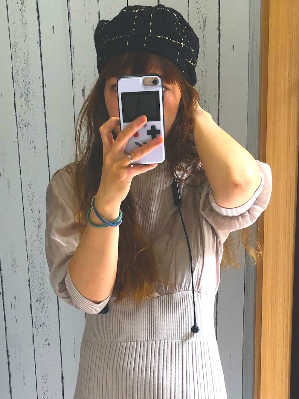 ホワイト系のワンピース、ブラック系の帽子を着用したレディースの秋コーディネートの2枚目の写真