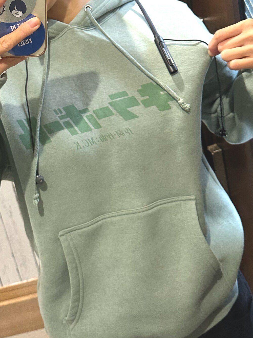 グレー系のジャケット/アウター、ブラック系のショルダーバッグ、パープル系のスニーカーを着用したレディースの冬コーディネートの3枚目の写真