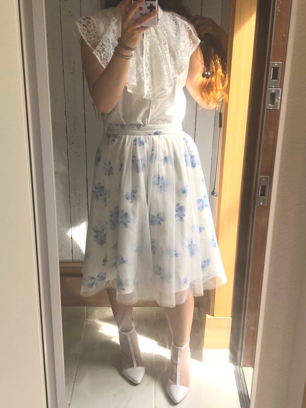 ホワイト系のサンダル、ホワイト系のスカート、ホワイト系のシャツ/ブラウスを着用したレディースの夏コーディネートの3枚目の写真