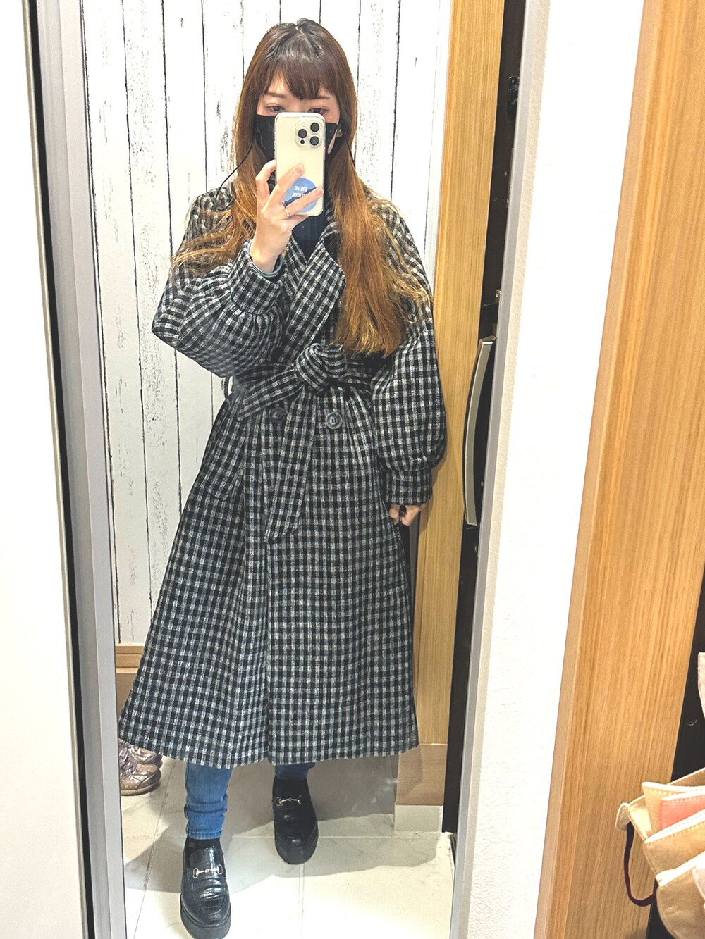 「デニム、チェスターコート、ニット、ロングコート、袖ボリューム、モノトーン、ボリューム袖、低身長」｜「CHILLEのチェックフレアロングコート（チェスターコート、ブラック系）」を使った、♡indigolovE♡さん（レディース・152cm）の秋コーディネートの2枚目の写真