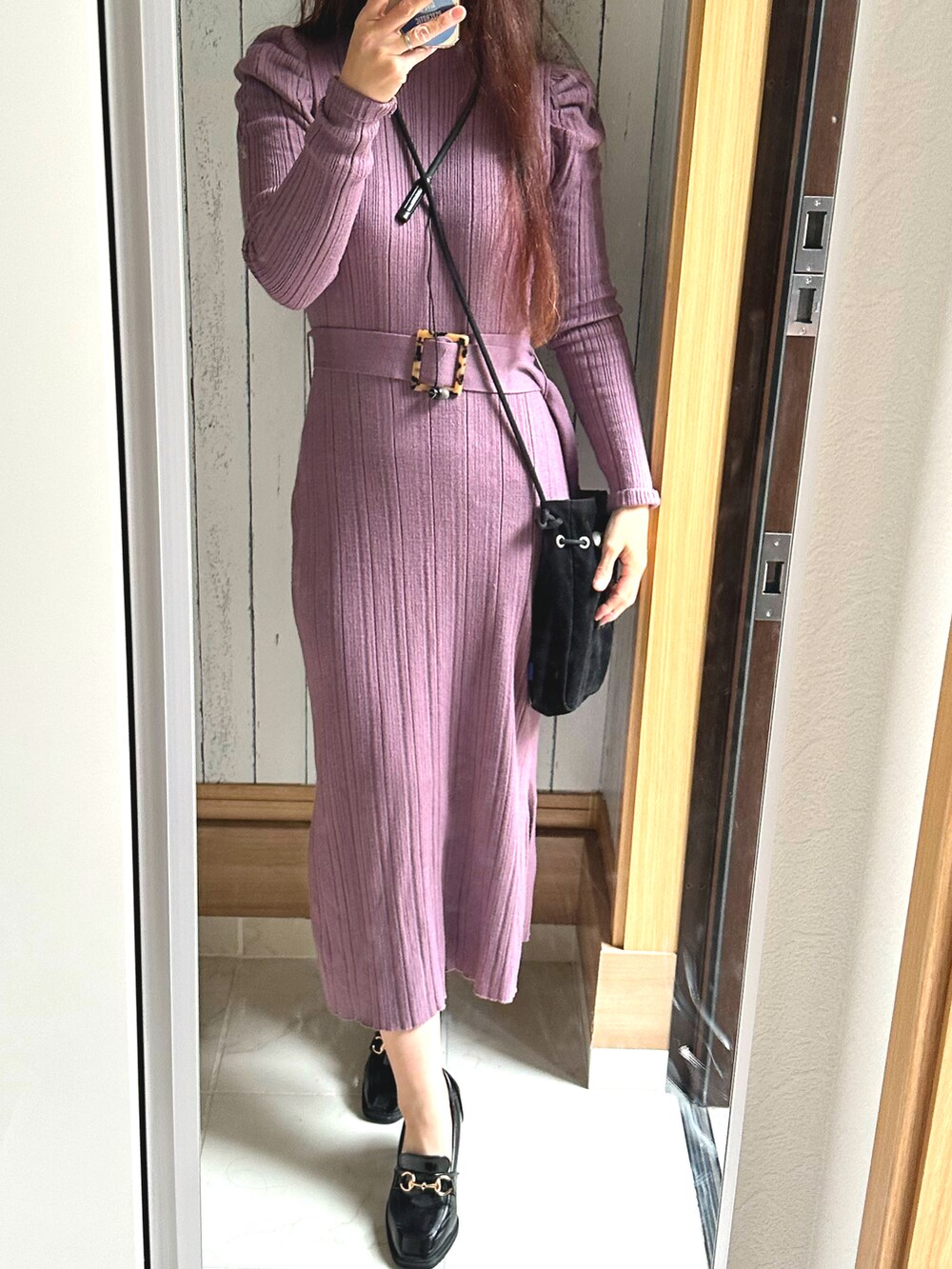 パープル系のワンピース、ブラック系のショルダーバッグを着用したレディースの秋コーディネートの2枚目の写真