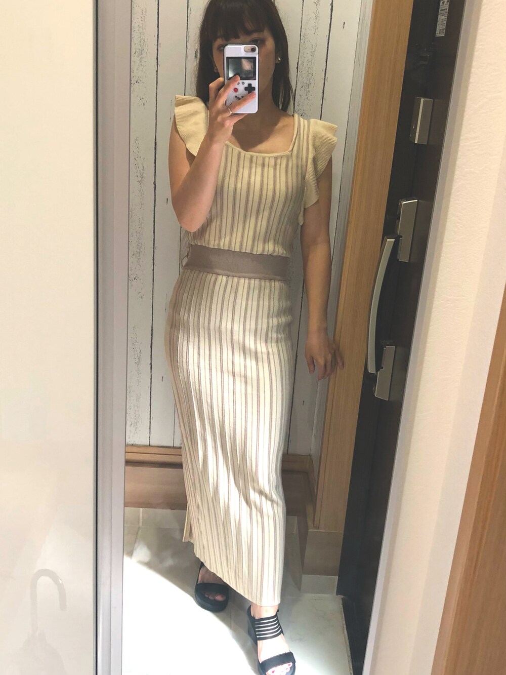 その他のワンピース、ブラック系のサンダルを着用したレディースの夏コーディネートの2枚目の写真