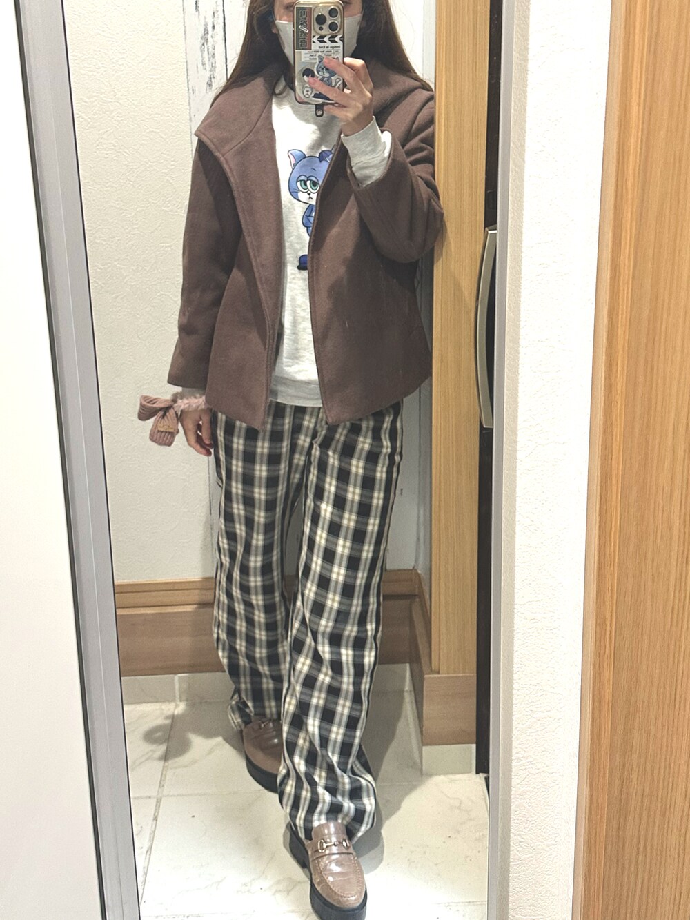 グレー系のスウェット、ブラウン系のジャケット/アウター、その他のスラックスを着用したレディースの冬コーディネートの2枚目の写真
