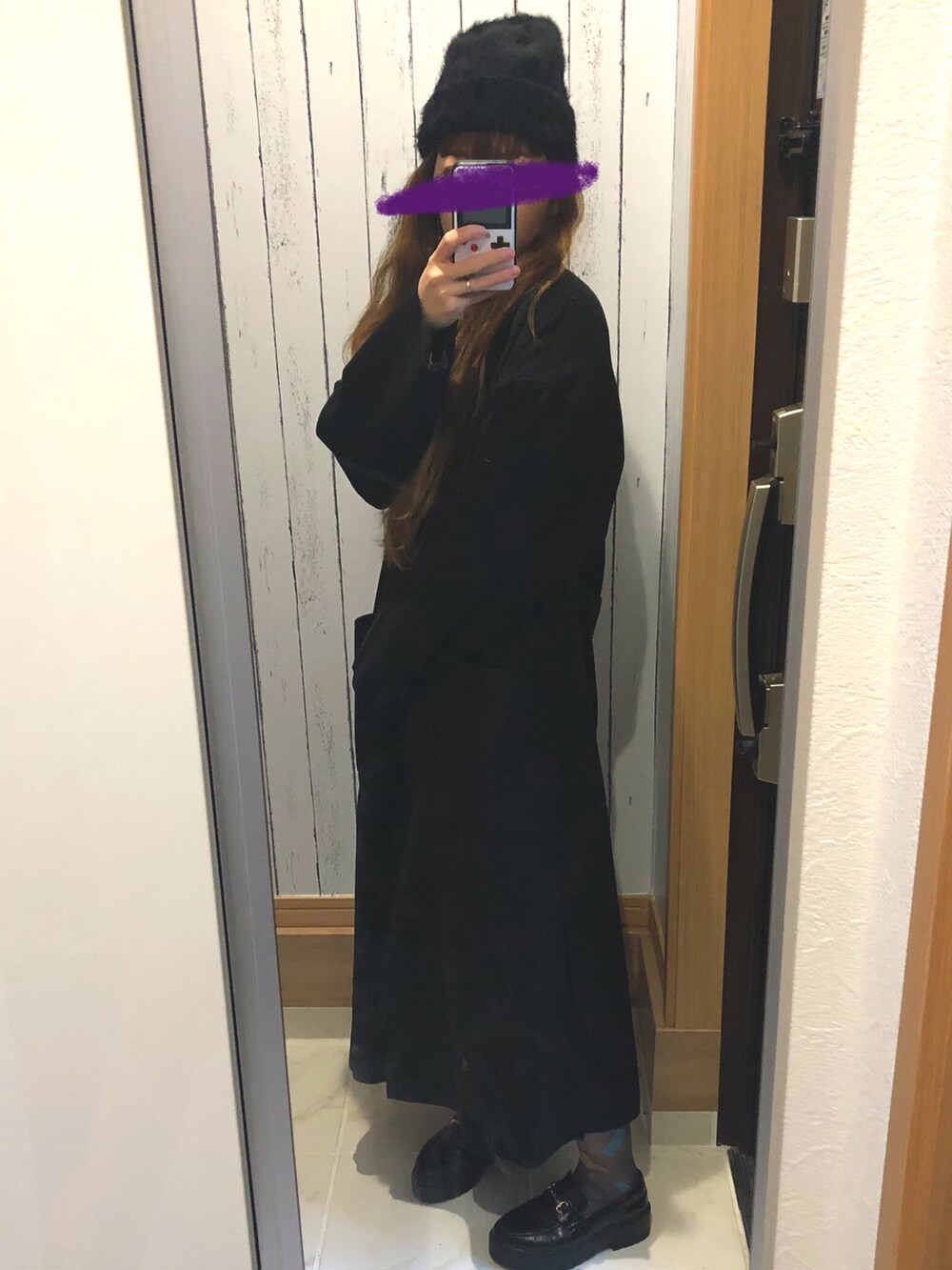 ブラック系のジャンパースカート、ホワイト系のシャツ/ブラウス、ブラック系のローファーを着用したレディースの冬コーディネートの2枚目の写真