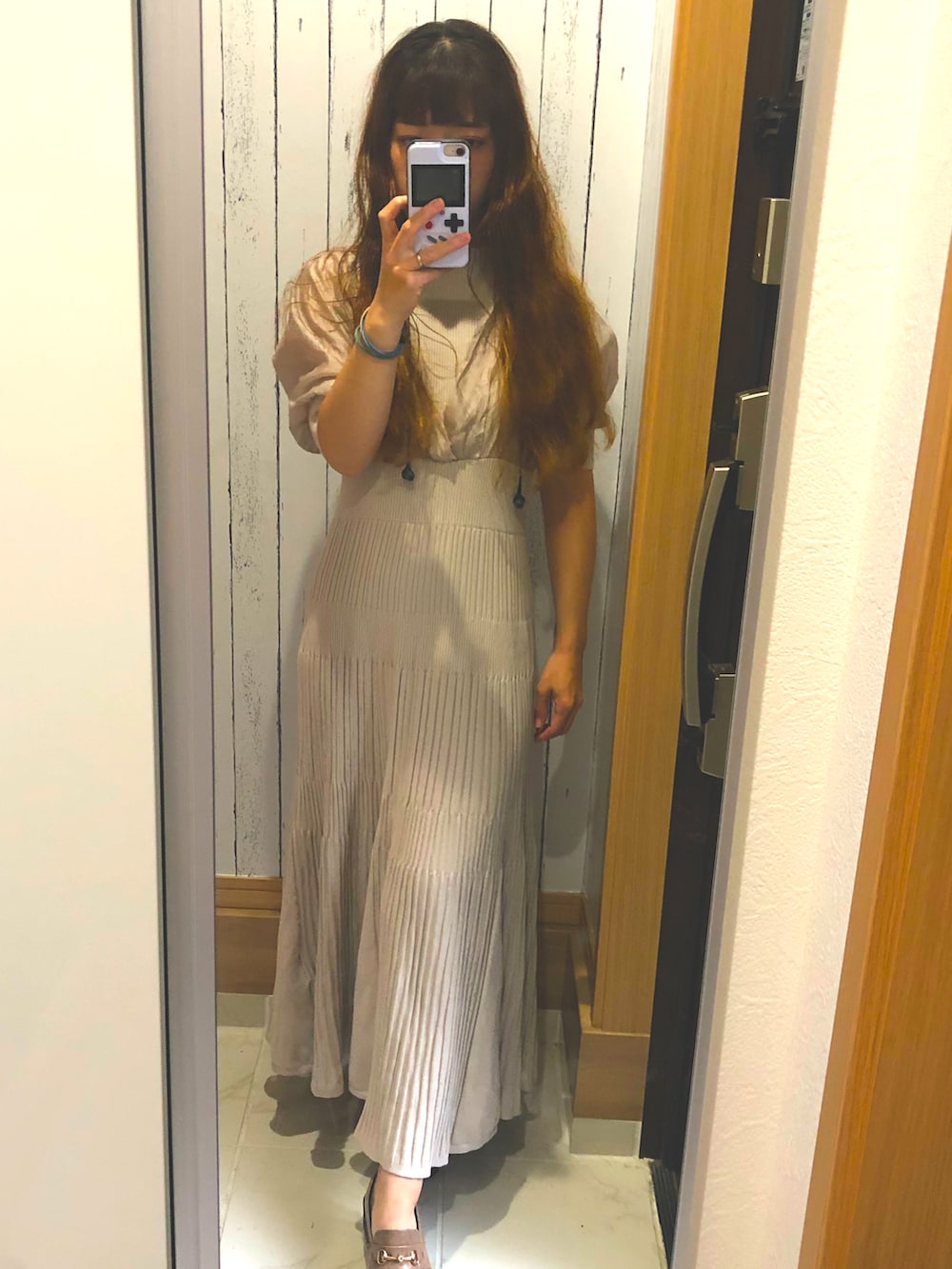 ホワイト系のワンピース、ブラック系の帽子を着用したレディースの秋コーディネートの3枚目の写真