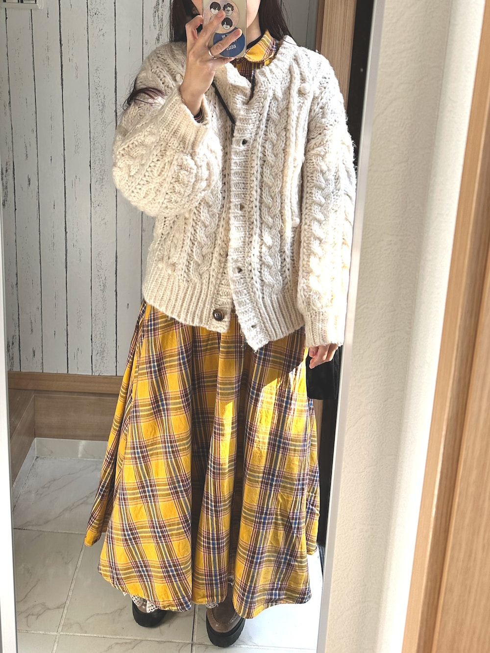 「カーディガン、ワンピース、チェック、シャツワンピ、毛帽、古着系、ゆるコーデ、ゆるカーディガン」｜「Heatherのポップコーンケーブルカーディガン　239647（カーディガン/ボレロ、ホワイト系）」を使った、♡indigolovE♡さん（レディース・152cm）の秋コーディネートの2枚目の写真
