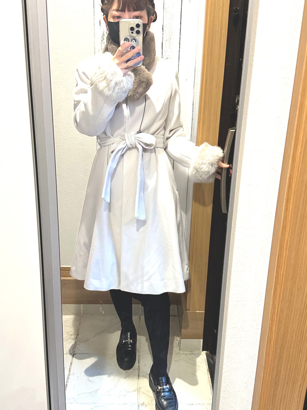 「コート、コートスタイル、冬コーデ、大人かわいい、おしゃれさんと繋がりたい、低身長女子、アラフォー、ママコーデ、ママファッション、ロングコート、白コート、ローファー」｜「MISCH MASCHのアイテム（ノーカラーコート、シルバー系）」を使った、♡indigolovE♡さん（レディース・152cm）の冬コーディネートの2枚目の写真