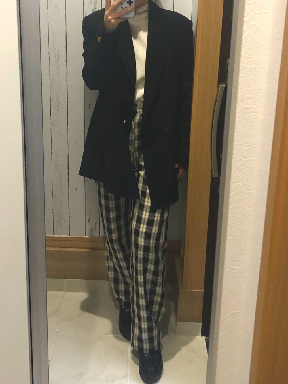その他のスラックス、ブラック系のローファー、ホワイト系のTシャツ/カットソーを着用したレディースの春コーディネートの3枚目の写真