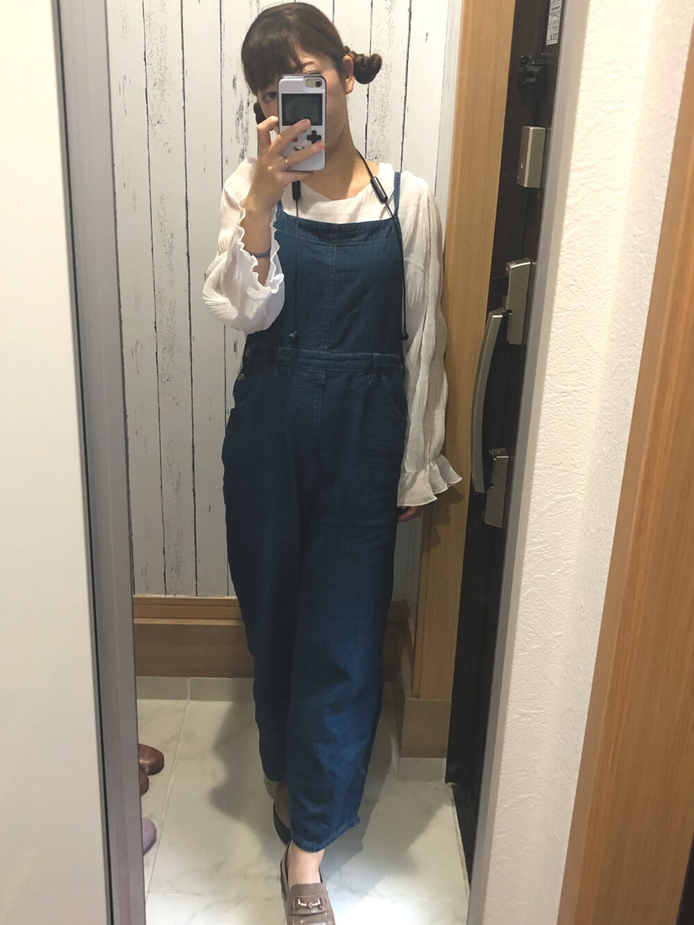 ホワイト系のシャツ/ブラウス、ブルー系のサロペット/オーバーオール、パープル系のニットキャップ/ビーニーを着用したレディースの秋コーディネートの2枚目の写真