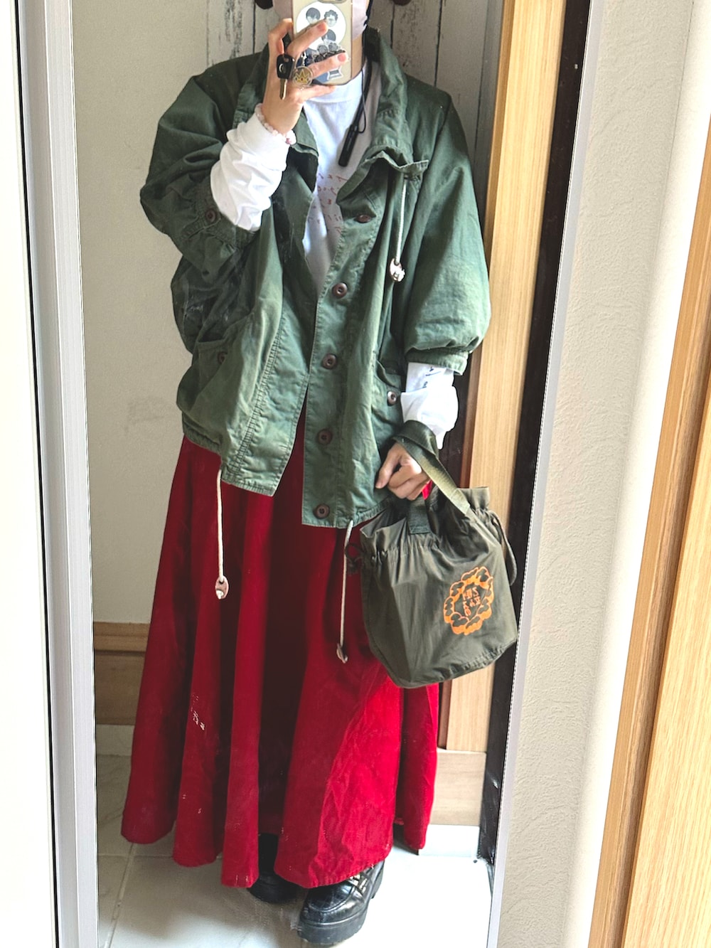 「春コーデ、ロンT、ライブTシャツ、赤スカート、カーキ、ニット帽、ローファー、ルーズソックス、赤がポイント、春、春先取り、30代コーデ、アラフォー、アラフォーママコーデ、ママコーデ」｜「indigo la Endのアイテム（Tシャツ/カットソー、ホワイト系）」を使った、♡indigolovE♡さん（レディース・152cm）の冬コーディネートの2枚目の写真