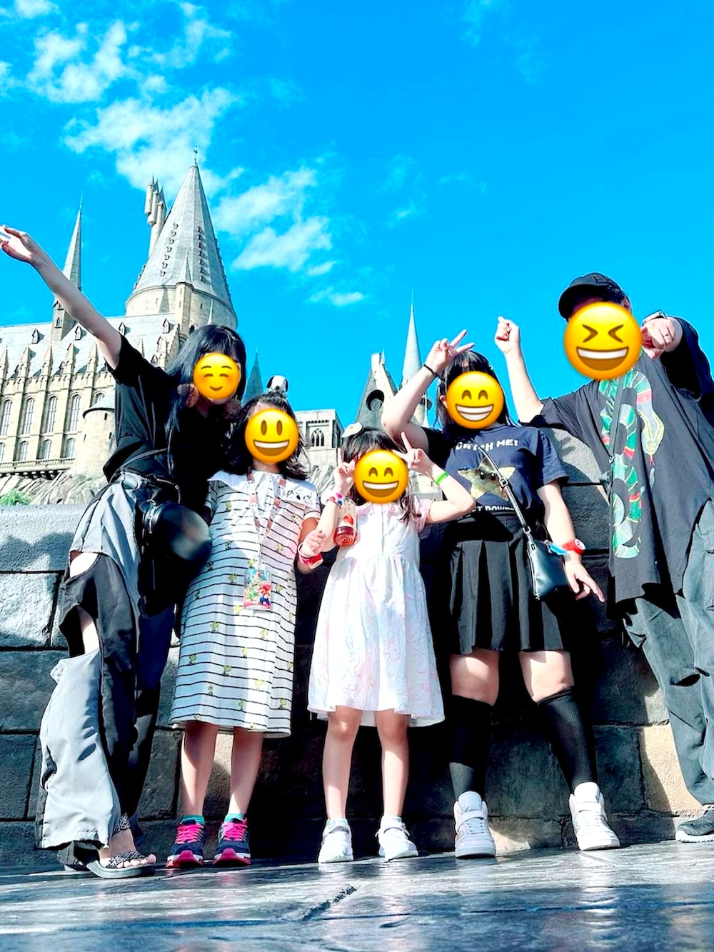 ブラック系のTシャツ/カットソー、ブラック系のパンツ、ブラック系のサンダルを着用したレディースの秋コーディネートの2枚目の写真