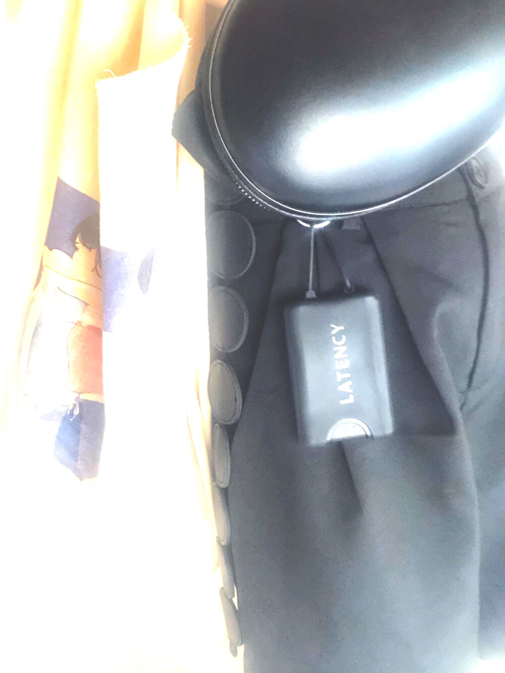 ブラック系のその他パンツ、ブラック系のショルダーバッグ、ホワイト系のシャツ/ブラウスを着用したレディースの夏コーディネートの4枚目の写真