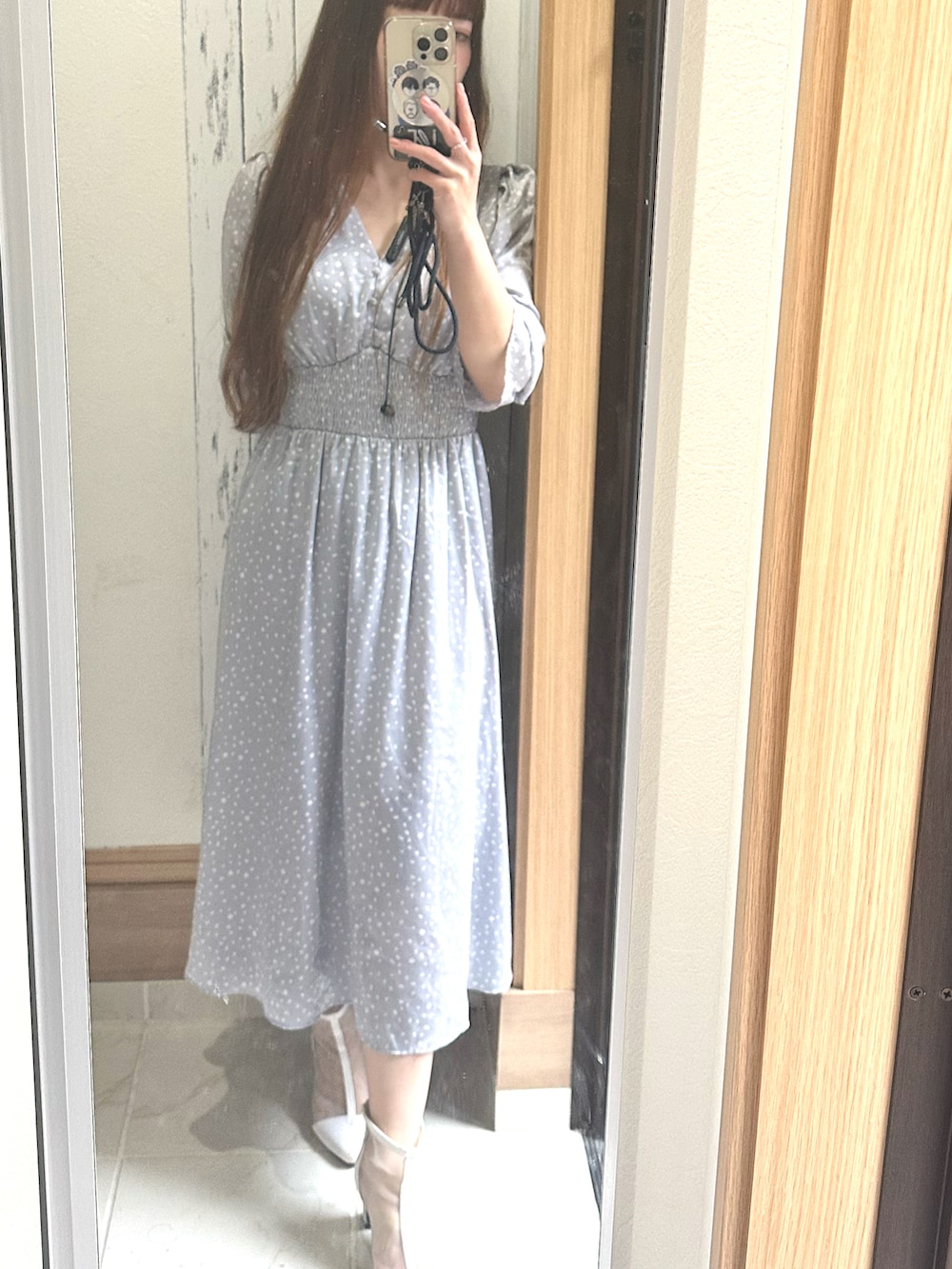 ブルー系のワンピース、ホワイト系のサンダルを着用したレディースの春コーディネートの2枚目の写真