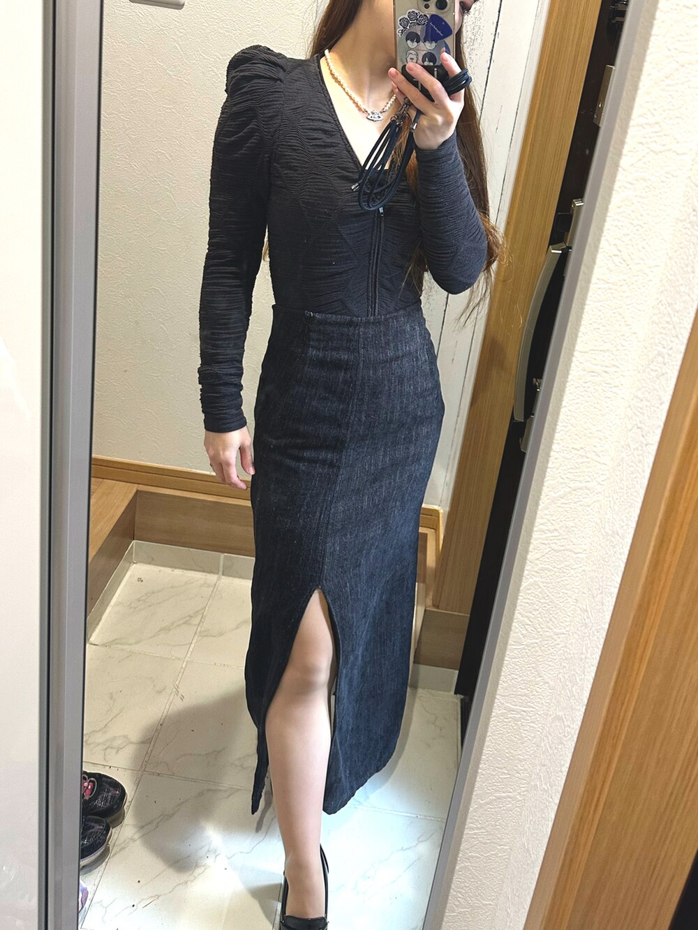 グレー系のTシャツ/カットソー、ブラック系のスカートを着用したレディースの春コーディネートの3枚目の写真