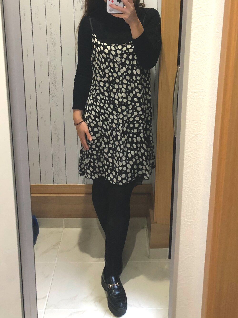 ブラック系のワンピース、ブラック系のニット/セーター、グレー系のその他アウターを着用したレディースの冬コーディネートの2枚目の写真