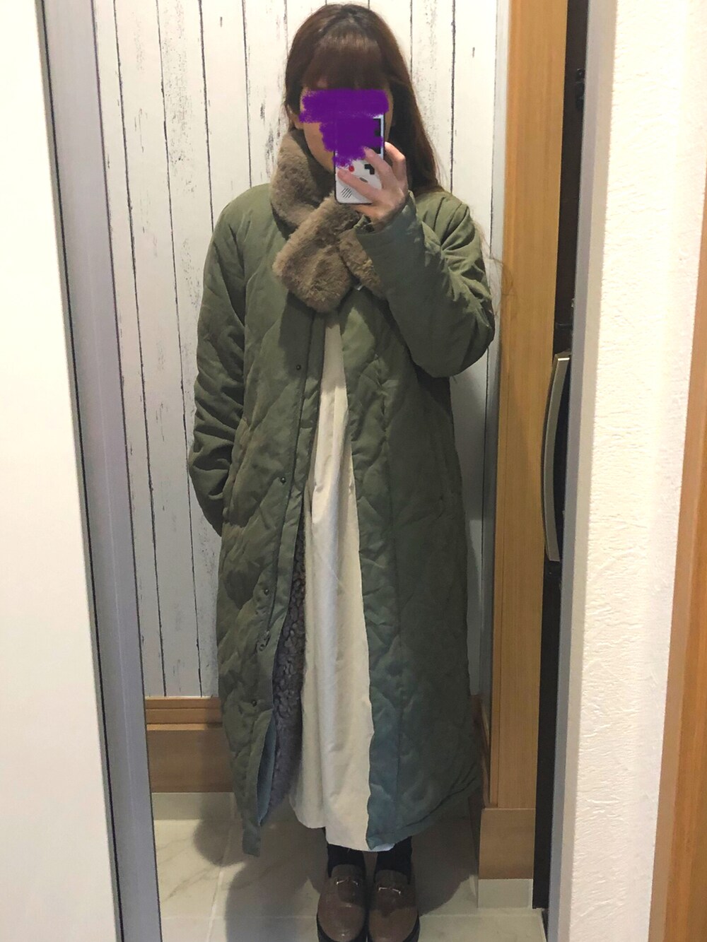 ベージュ系のワンピース、ホワイト系のTシャツ/カットソー、グレー系のローファーを着用したレディースの冬コーディネートの3枚目の写真