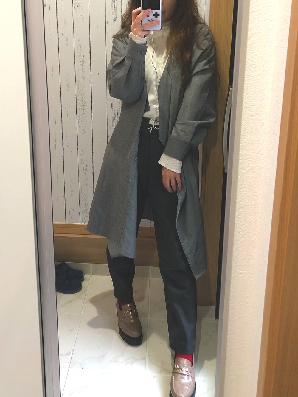 グレー系のジャケット/アウター、グレー系のパンツ、ホワイト系のTシャツ/カットソーを着用したレディースの春コーディネートの2枚目の写真