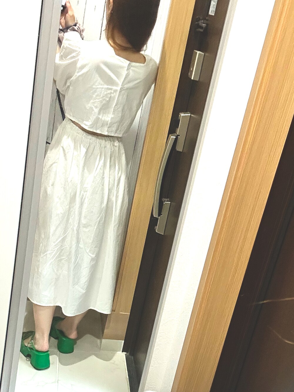 「白ワンピース、白、ワンピース、緑、グリーン、サンダル、グリーンサンダル、ホワイト」｜「VIVIANの2022年夏新作　厚底メニーストラップサンダル　ZOZOTOWN+オフィシャルサイト限定商品（サンダル、グリーン系）」を使った、♡indigolovE♡さん（レディース・152cm）の夏コーディネートの2枚目の写真