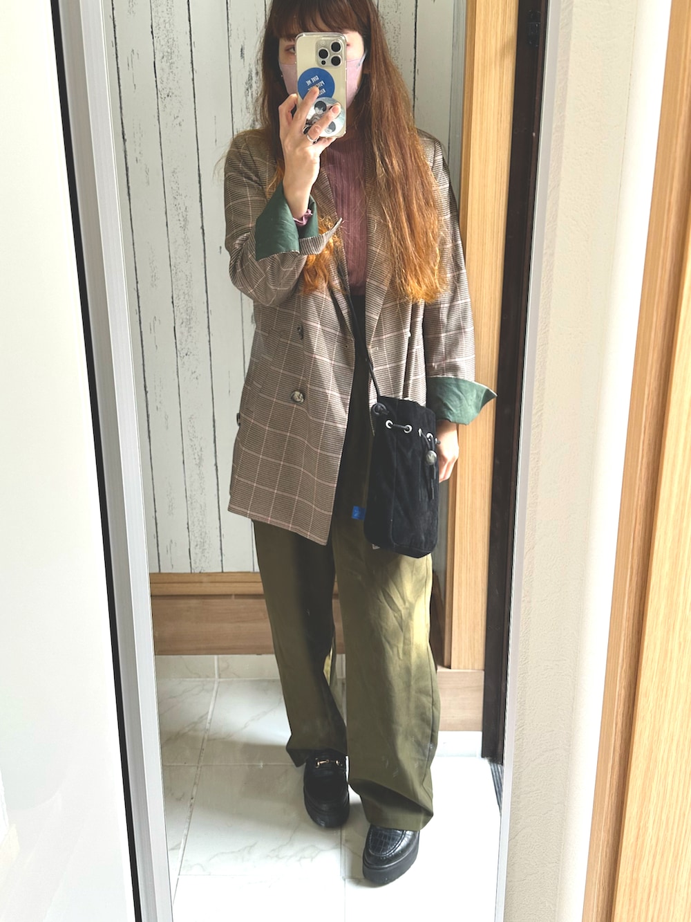 パープル系のTシャツ/カットソー、グリーン系のその他パンツ、グレー系のテーラードジャケットを着用したレディースの秋コーディネートの2枚目の写真