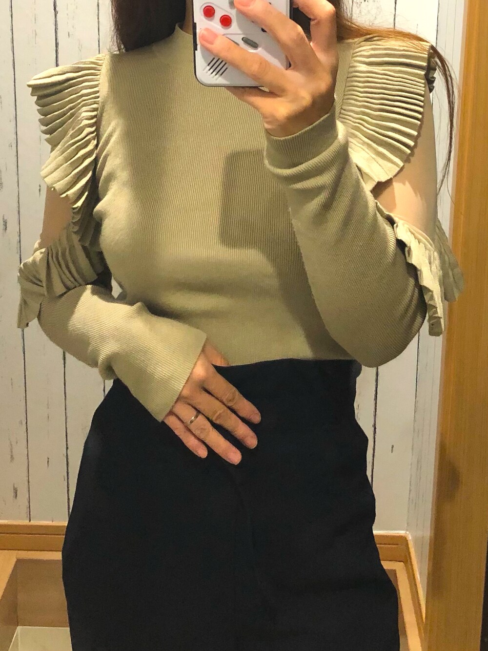 ブルー系のパンツ、ホワイト系のサンダル、グリーン系のニット/セーターを着用したレディースの春コーディネートの3枚目の写真