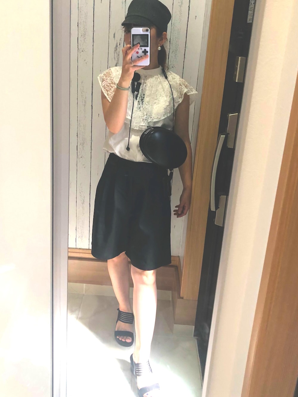 ブラック系のその他パンツ、ブラック系のショルダーバッグ、ホワイト系のシャツ/ブラウスを着用したレディースの夏コーディネートの2枚目の写真