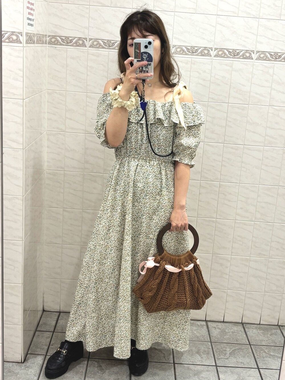 ブラウン系のトートバッグ、ベージュ系のワンピースを着用したレディースの秋コーディネートの2枚目の写真