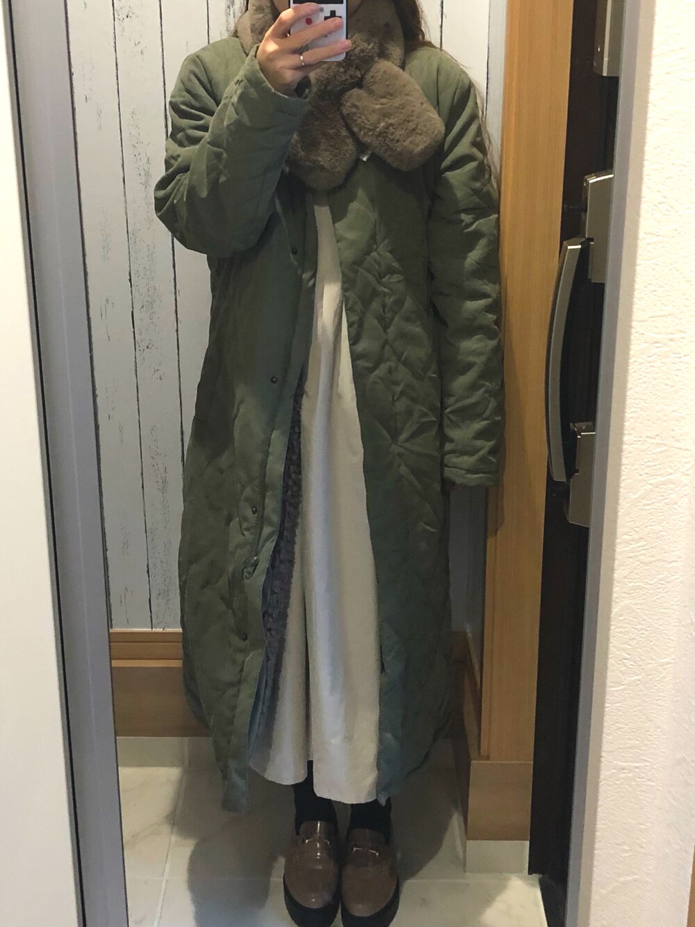 ベージュ系のワンピース、ホワイト系のTシャツ/カットソー、グレー系のローファーを着用したレディースの冬コーディネートの4枚目の写真