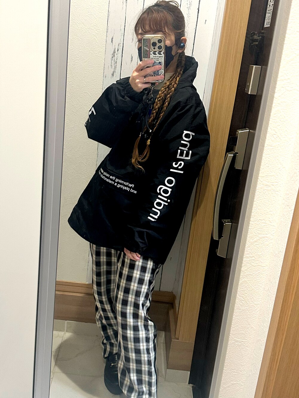 ブラック系のマウンテンパーカー、その他のスラックスを着用したレディースの春コーディネートの2枚目の写真