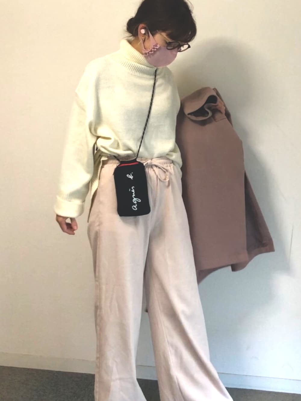 ベージュ系のその他パンツ、ベージュ系のノーカラーコート、ホワイト系のニット/セーターを着用したレディースの秋コーディネートの2枚目の写真
