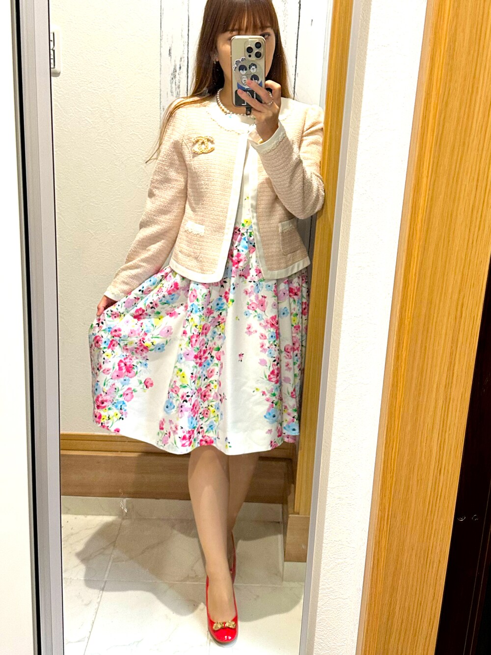 ピンク系のジャケット/アウター、ホワイト系のワンピース、レッド系のパンプスを着用したレディースの春コーディネートの4枚目の写真