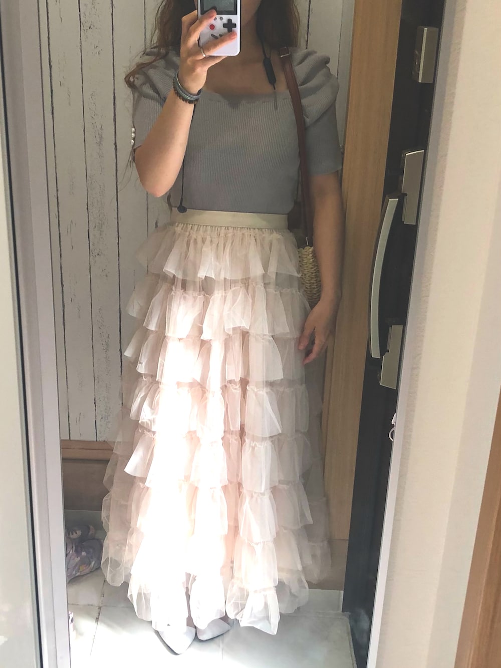 ホワイト系のスカート、ブルー系のニット/セーター、ベージュ系のかごバッグを着用したレディースの夏コーディネートの3枚目の写真