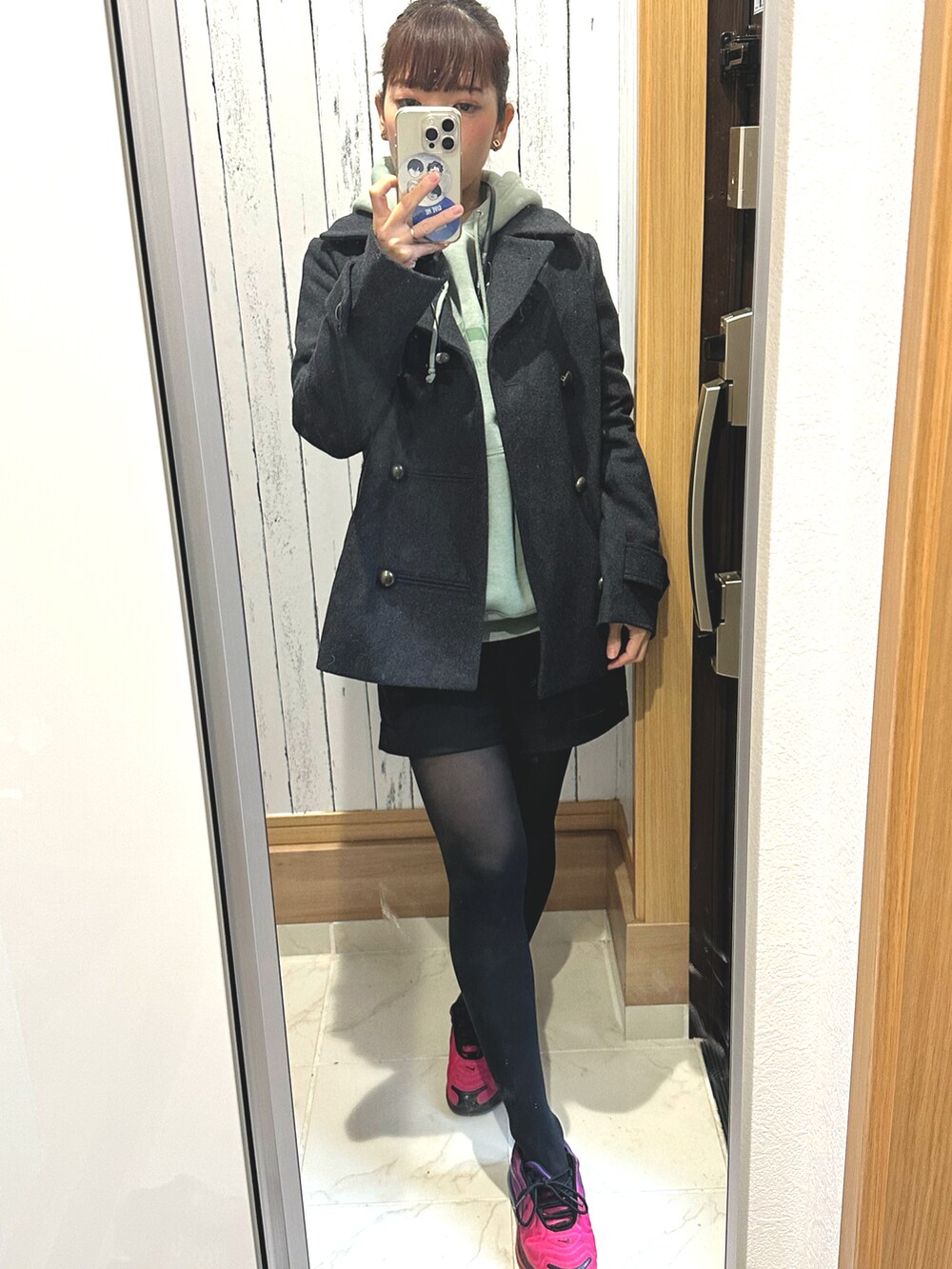 グレー系のジャケット/アウター、ブラック系のショルダーバッグ、パープル系のスニーカーを着用したレディースの冬コーディネートの2枚目の写真