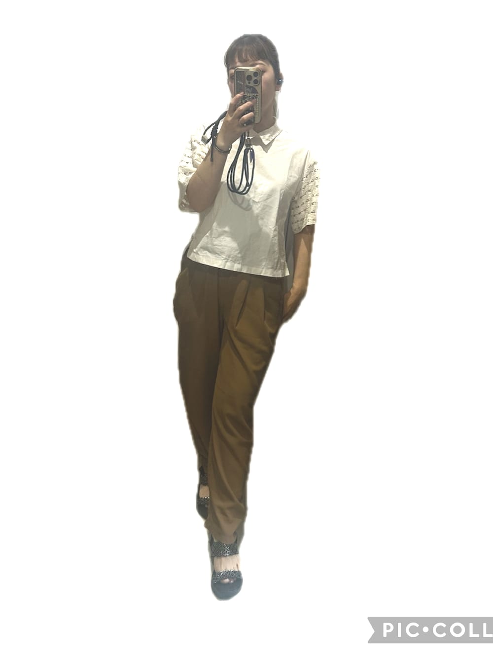 ブラウン系のパンツ、ホワイト系のシャツ/ブラウスを着用したレディースの夏コーディネートの2枚目の写真