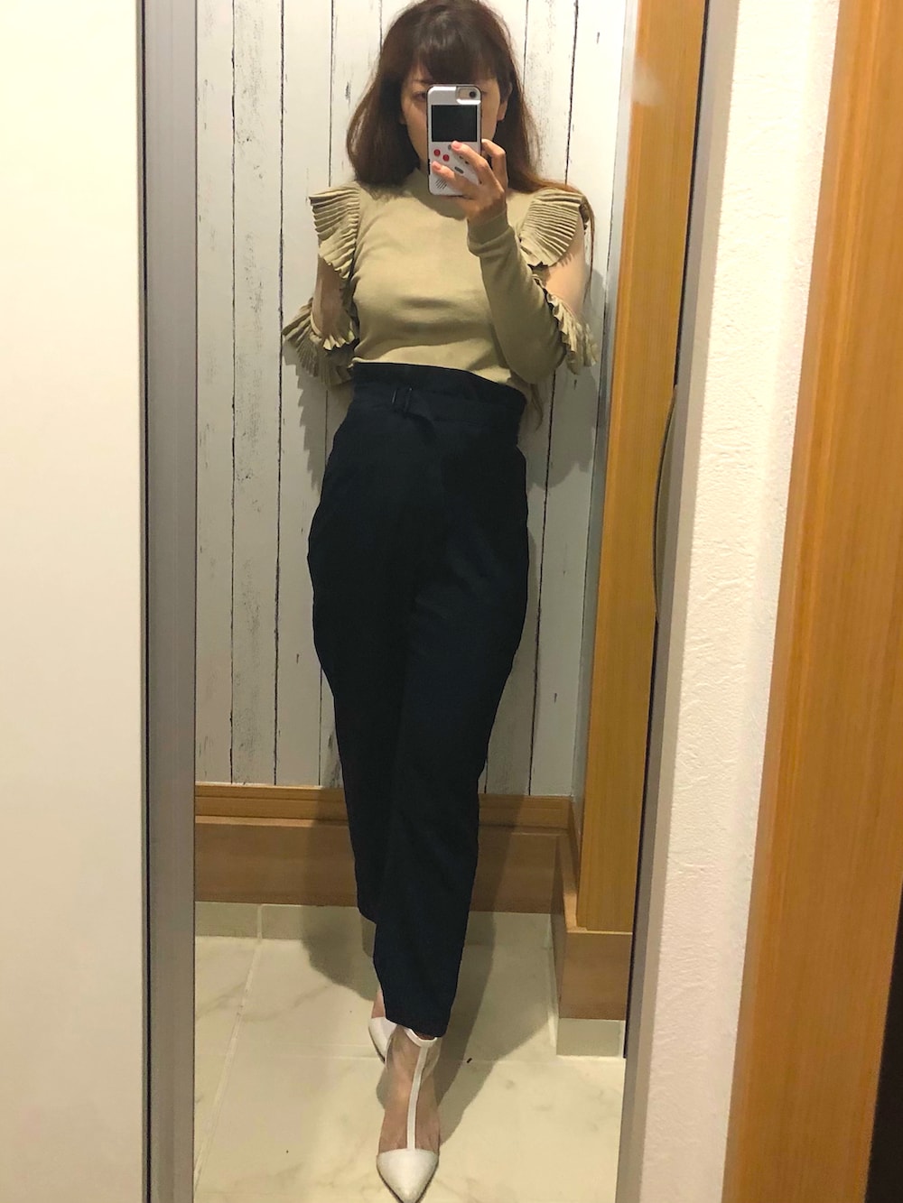 ブルー系のパンツ、ホワイト系のサンダル、グリーン系のニット/セーターを着用したレディースの春コーディネートの2枚目の写真