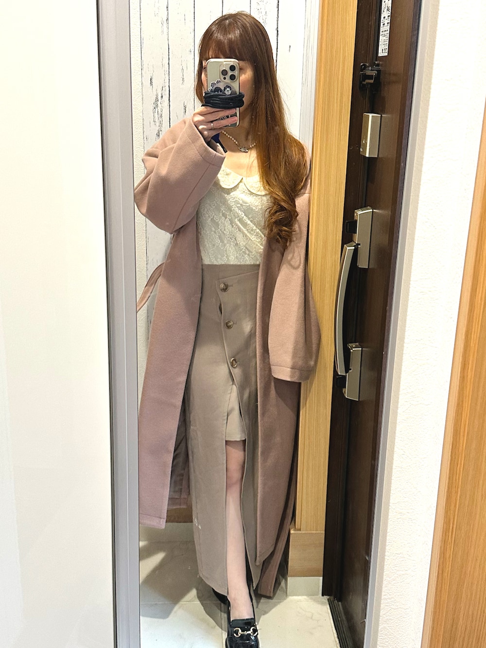 ホワイト系のTシャツ/カットソー、ベージュ系のスカートを着用したレディースの春コーディネートの2枚目の写真