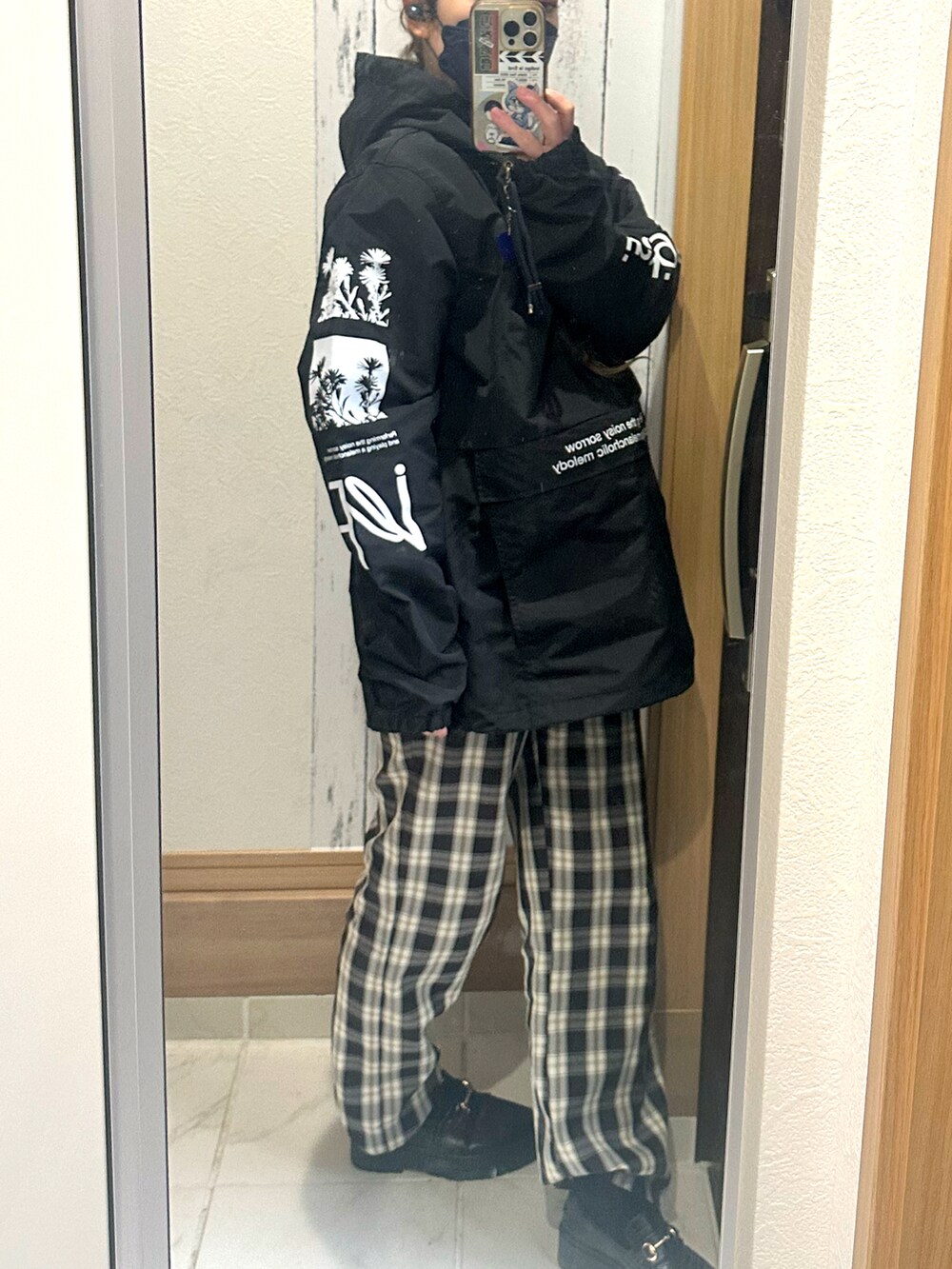 ブラック系のマウンテンパーカー、その他のスラックスを着用したレディースの春コーディネートの3枚目の写真